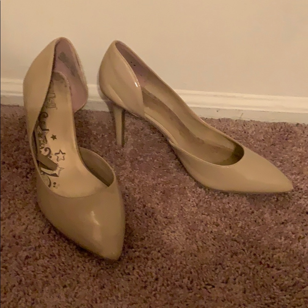 Nude pumps